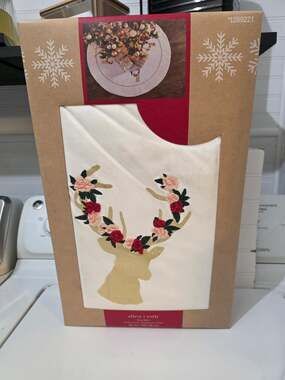 NEW Lovely Allen & Roth 56" Floral Deer Buck Stag Head Christmas Tree Skirt